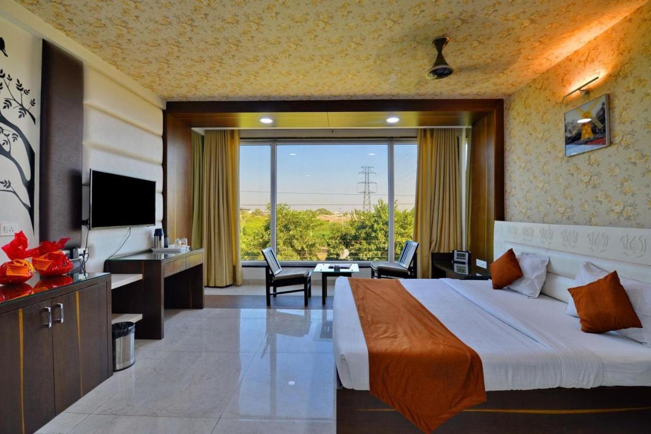 Hotel Tilak Bhopal Bagian luar foto