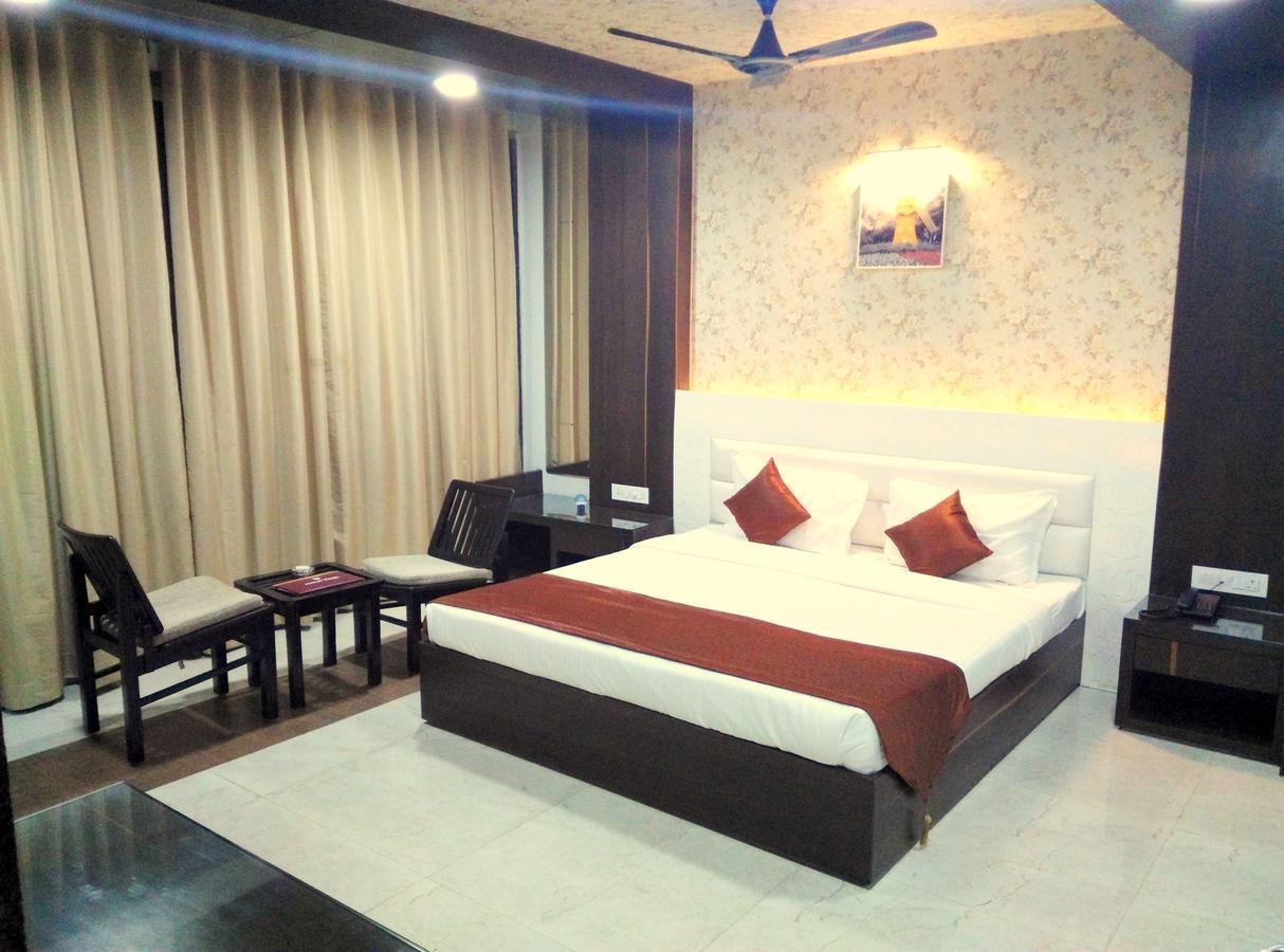 Hotel Tilak Bhopal Bagian luar foto