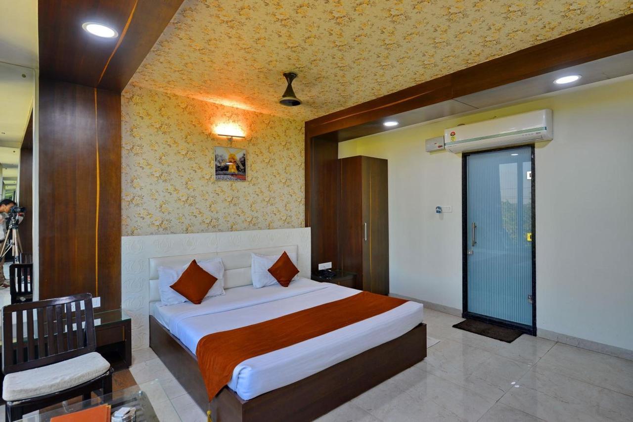 Hotel Tilak Bhopal Bagian luar foto